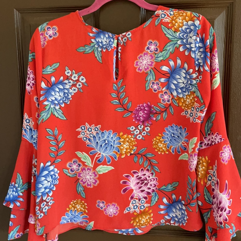 Beautiful flowery blouse - Picture 2 of 3